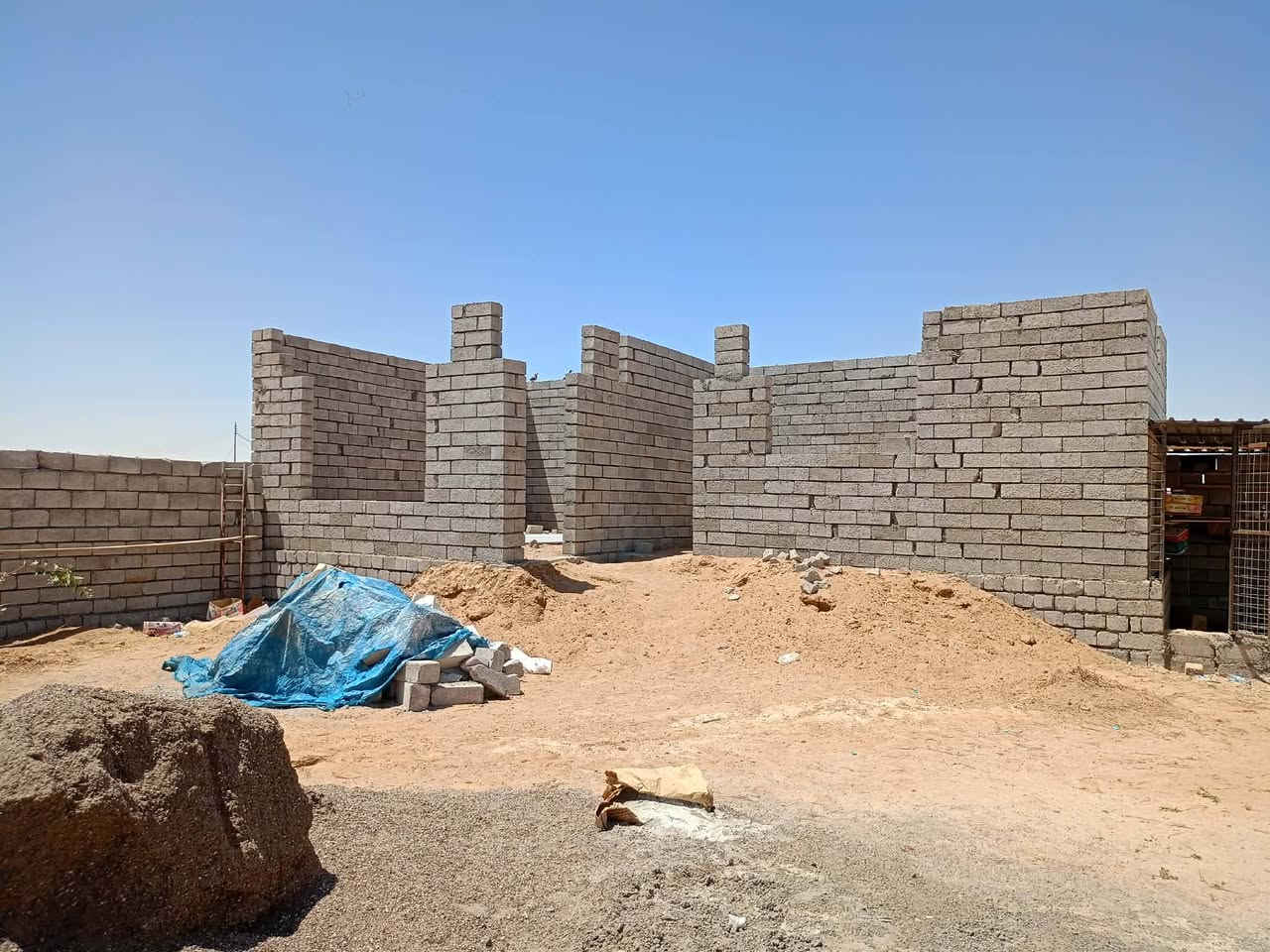 أرض مسيجه مع هيكل للبيع ورا المعارض يم بستان منيف *********** /***********-
