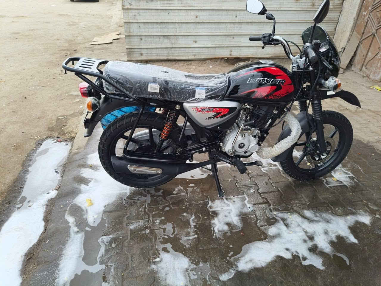 عليكم شباب بوكسر فحل للبيع موديل 23 رقم سنويه الدراجه الجديده اختي الزيرو رايتها  رايتها مليونين و750 بيها مجال بسيط عنوان بصره حي الحسين الشراي يتصل على الرقم ***********
