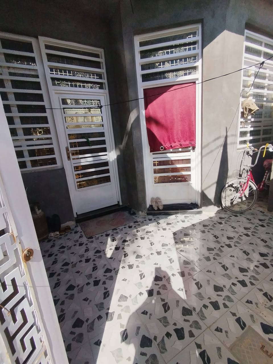 السلام عليكم للبيع مشتمل طابو صرف بناء حديث العنوان حله حي العسكري وره شارع ٨٠  قرب مدرسة الرحمن المساحه الكليه 156 لكن موكله مبنيه الي مبني 78 وباقي 78 البناء غرفه نوم وكلدور وصاله ومطبخ وصحيات داخل وخارج طابق واحد اذا بس البناء وحده هم ابيع العقار واجهة 12 ونزال 13 ركن وامامه ساحه للاستفسار *********** واذا اكو مكتب عقارات يعرضه يمه مومشكله
