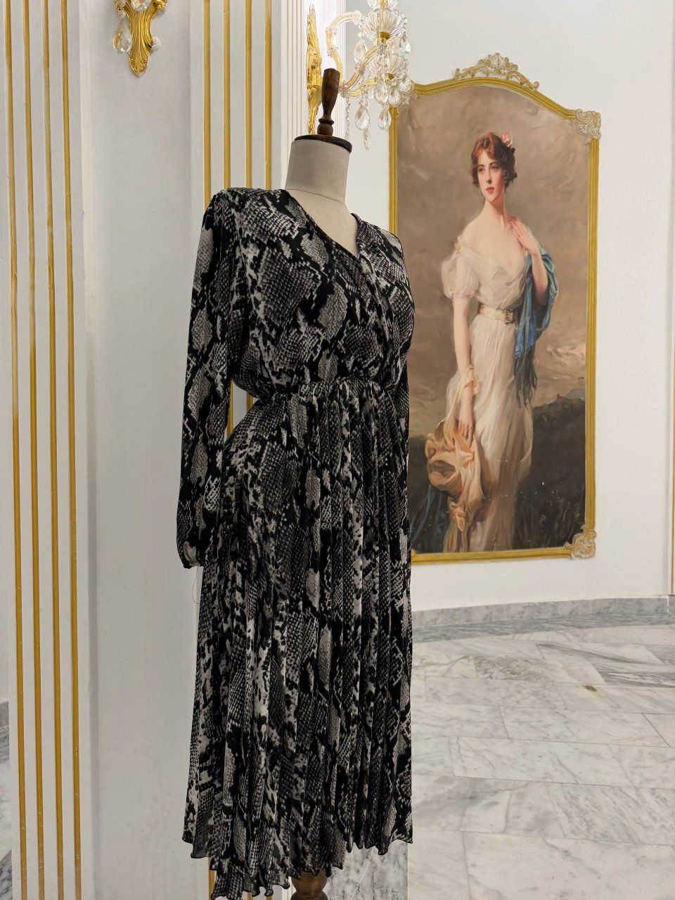 الخامة: شيفون عالي الجودة مع بطانة داخلية ناعمة.
التصميم: أكمام طويلة، خصر مرن، وقصة كلوش منسدلة.
رقم (1):يلبس قياس 38 و 40 .
رقم (2): يلبس قياس 42 و 44.
رقم (3): يلبس قياس 46 و 48 .
رقم (4): يلبس قياس 50 و 52 .


**إذا كنت صاحب هذا الإعلان وتريد حذفه لأي سبب، رجاءا أرسل رسالة إلى الدعم الفني**