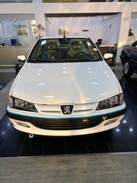 سيارة بيجو موديل 2024 جديدة تماماً، متميزة باللون الأبيض وتصميم عصري. ...