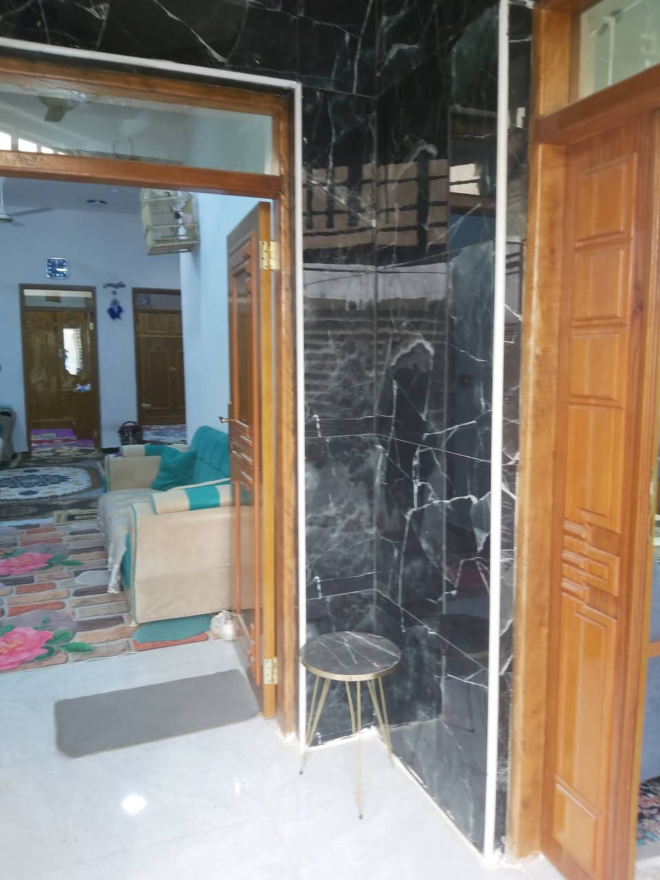 200متر اسهم  مداور بلطابو بيت بظهر حي السكن الاول  بظهرا لمدرسه حي المختار تقاطع الجسرالجديد مال حي الامير
طابق غرفتين صاله مطبخ استقبال. مدخل لوح مطبخ لوح حمام داخلي وخارجيات لوح لفوك صاله كامله وحمام ممسكوف وغرفتين لنص. للاتصال ***********
