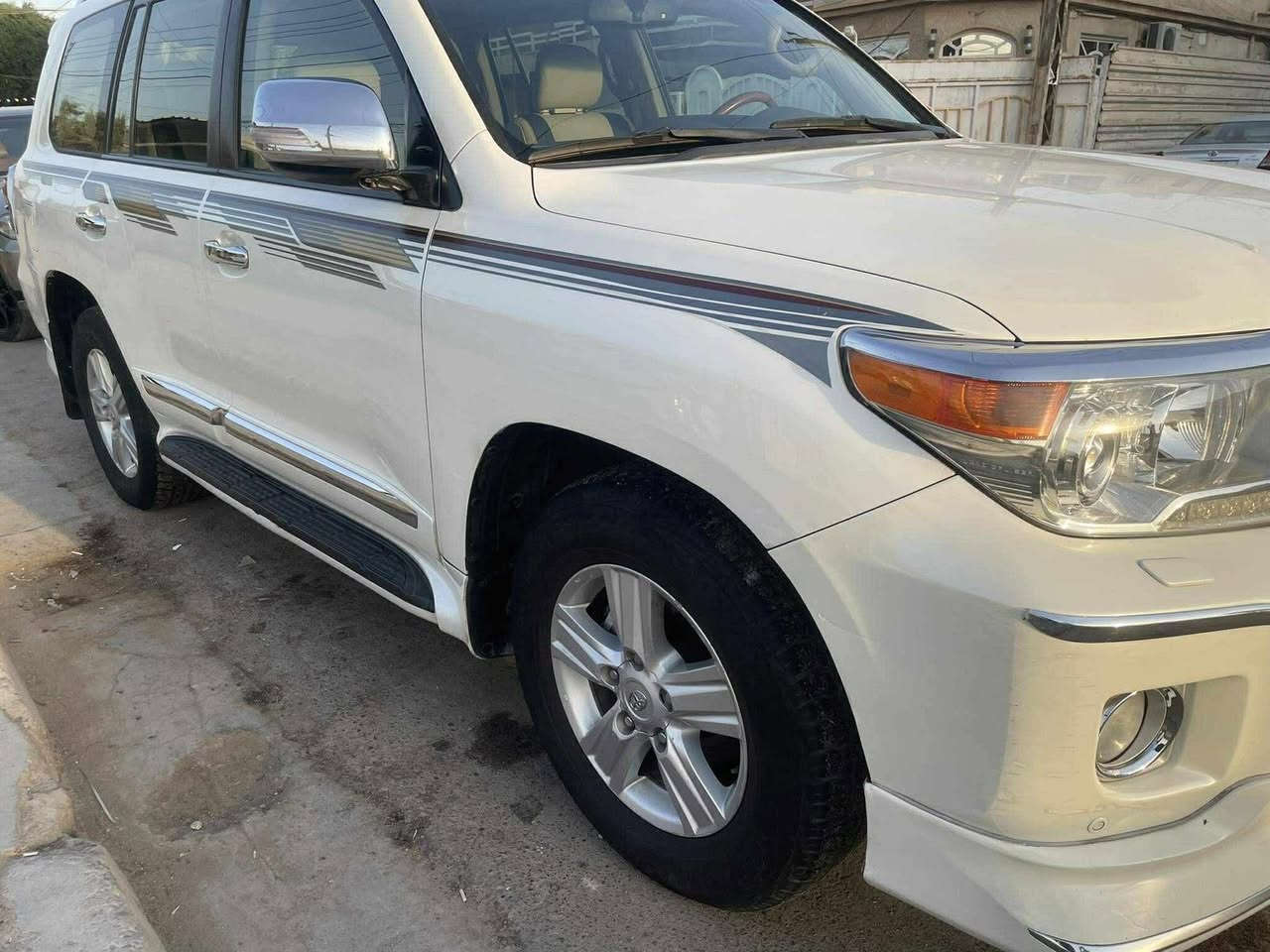 السلام عليكم 👋
لاندكروز 2015  بريم 🇯🇵🇯🇵

السياره جديده جداا بحاله الوكاله 💯

 ✅✅ ماشي 100  الف حقيقي وفي حالة الزيادة

كل اغراض شركه وياه وبصمتين شركه ✅

المواصفات فول فول ✅

  

🛑 كاميرا 

🛑 مرايات شفط 

🛑 حساسات 

🛑ً شغال 

🛑 زراك لايت 

🛑 كشن كهرباء

 🛑 سلايت 

🛑 ثلاجة 

🛑 لايتات زينون 

السياره محرك ٦ سلندر  💥

‏‎السياره مكفوله كفاله عامه من الشخط والتعديل والصبغ 

السعر 417$ ورقه وماكو هيجي نظافه وسعر بل سوك 

مكانها بغداد هزه وفحص و تحويل كله جاهز 

***********
