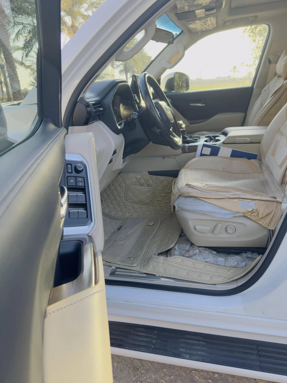 السلام عليكم  لاندكروز GXRLiMTDاصل فول مواصفات(٢٠٢٤) كفاله عامه 
السياره مال جناي ماشيه ١٨ الف فقط 
بسمي تحويل مباشر السياره جديده للشرايه التصال 
ع*********** 
السعر ٧٢٥ بيه مجال بسيط للشراي
