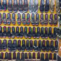 محل أحذية • بضاعة شلعة • أحذية نسائية ورجالية