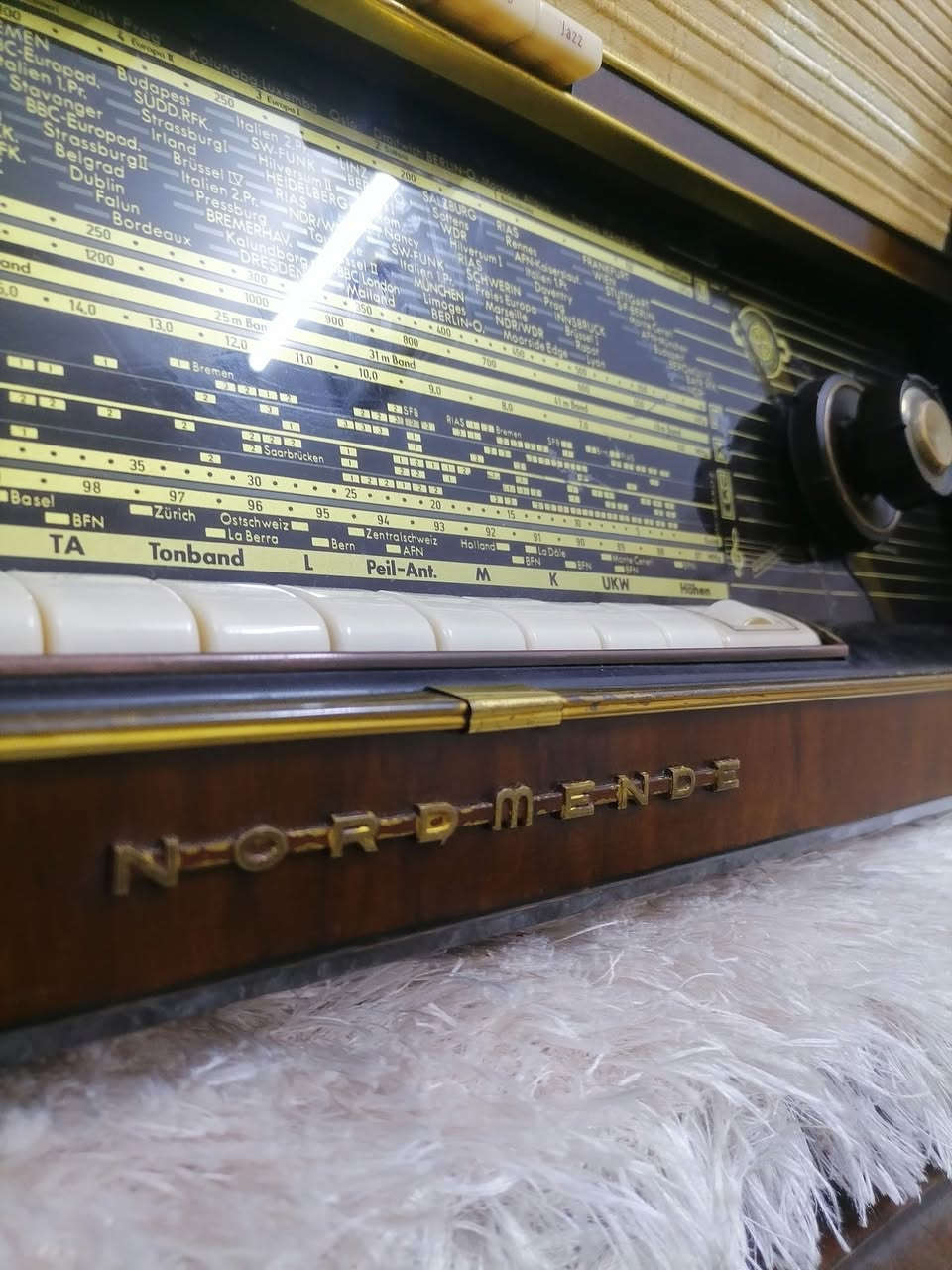 السلام عليكم ورحمة الله وبركاته جبنالكم تحفه فنيه من اندر النوادر راديو الماني لمبات قديم شرط الشغل شرط النظافه كامل ما بي أي نقص او عيب للبيع السعر خاص مكان موصل يوجد توصيل كافه محافظة العراق وهذا رقمي *********** موجود واتساب علا هذا الرقم
