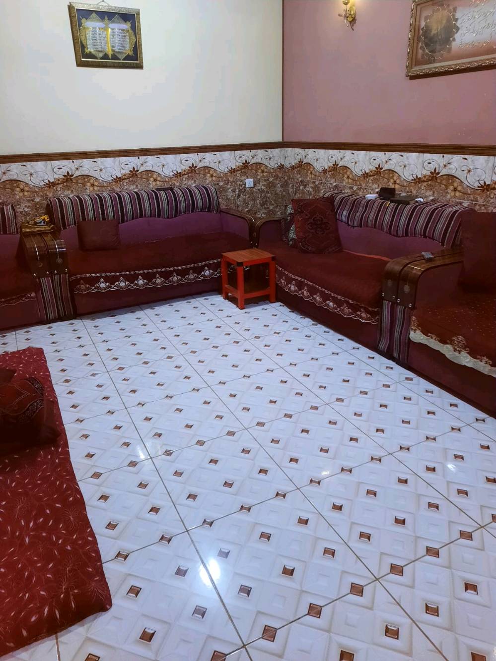 السلام عليكم بيت للبيع مساحة ١٢٠ متر الطابق الأرضي يحتوي على استقبال وغرفة نوم وساحة درج واسعه وحمام الطابق الثاني يحتوي على غرفتين نوم وحمام وسطح في الخلف البيت كامل من كلشي عدة الواجهة مكان البيت ابو غريب حي الشهداء قرب جامع الحميد الشكور ثاني بيت عن السريع الدولي في ركن المنطقة السعر ١١٨ مليون رقم الموبايل ***********