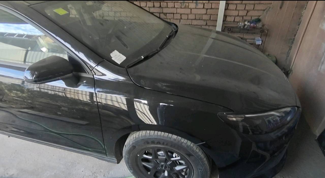 السلام عليكم
Byd seal 05 للبيع

مواصفاتها المعروفة شاشة تحكمات نظام ذكي السيارة بعدها ماشية بس ٢٥٠٠ كيلو غراضها كاملة وياها ارضيات الفوم والعدة كلها وياها شاحنة اصلية بدون ايرث وايرليس تنربط على التلفون بيها طخة صغيرة بالجاملغ الايسر الامامي مرقمة بغداد كامل السعر ١٨ مليون

