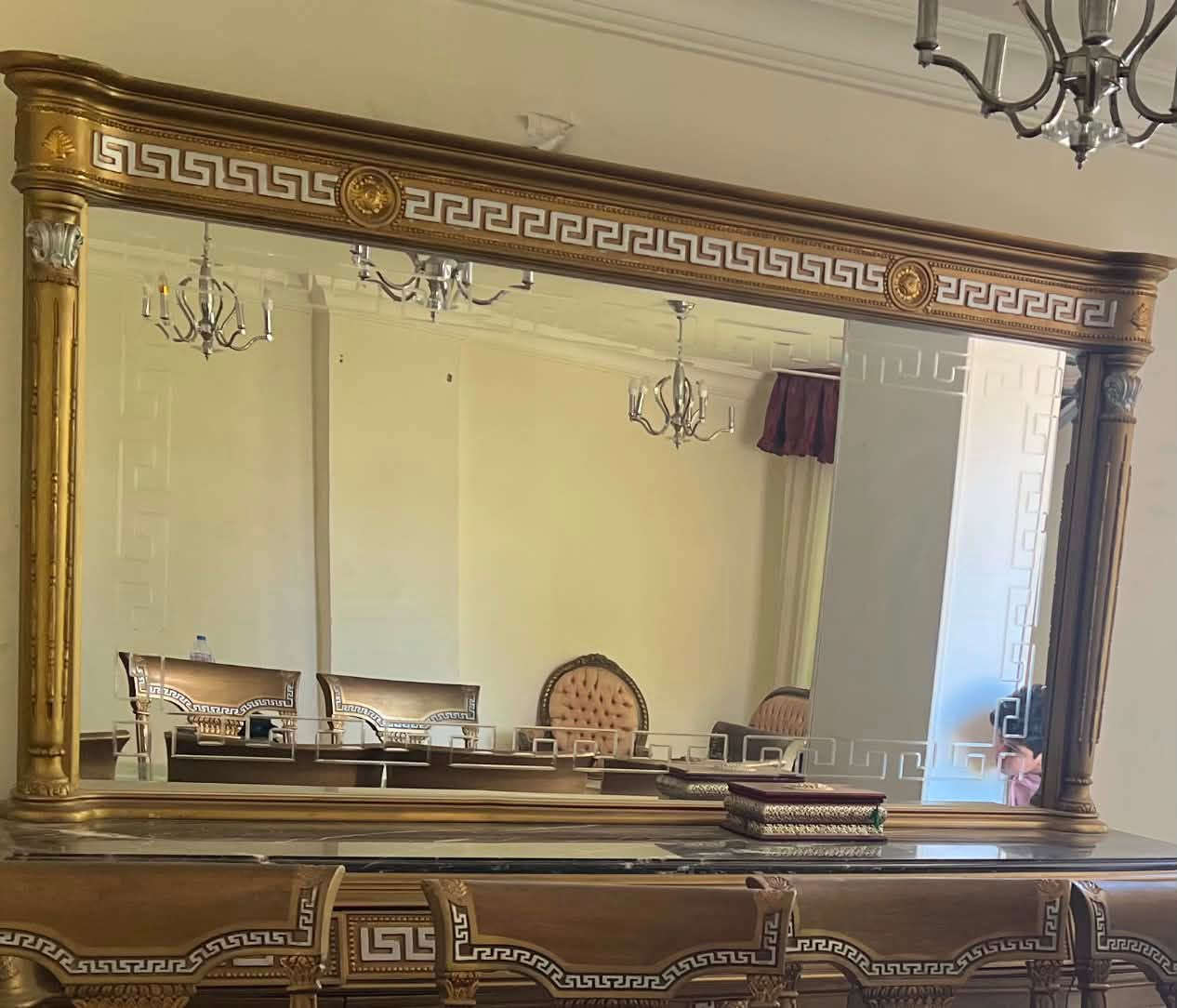 بسم الله توكلنا على الكريم 
غرفه نوم خشب زان من معارض متولي العراقي في الدقي موديل فرساتشي الاصلي سرير 180 المرتبه  و2كمود وتسريحه بمرايه كبيره جدا وكرسي تسريحه ووحده ادراج عموديه وشماعه
السفره نفس الموديل فرساتشي وخشب زان البوفيه رخام والزجاج المرايه محفور علامه الفرساتشي و8كراسي تنجيدهم كويس جدا وزجاج الترابيزه واضح ومحفور بعلامه الفرساتشي ونيش درفتين
المكان مدينه نصر
الحاجه مفيهاش اى حاجه نهائى. كأنهم جداد الحاجه استعمال نظيف جدااا  ومبروك لصاحب النصيب 
اللى عايز حاجه يبعتلى أن شاء الله


**إذا كنت صاحب هذا الإعلان وتريد حذفه لأي سبب، رجاءا أرسل رسالة إلى الدعم الفني**