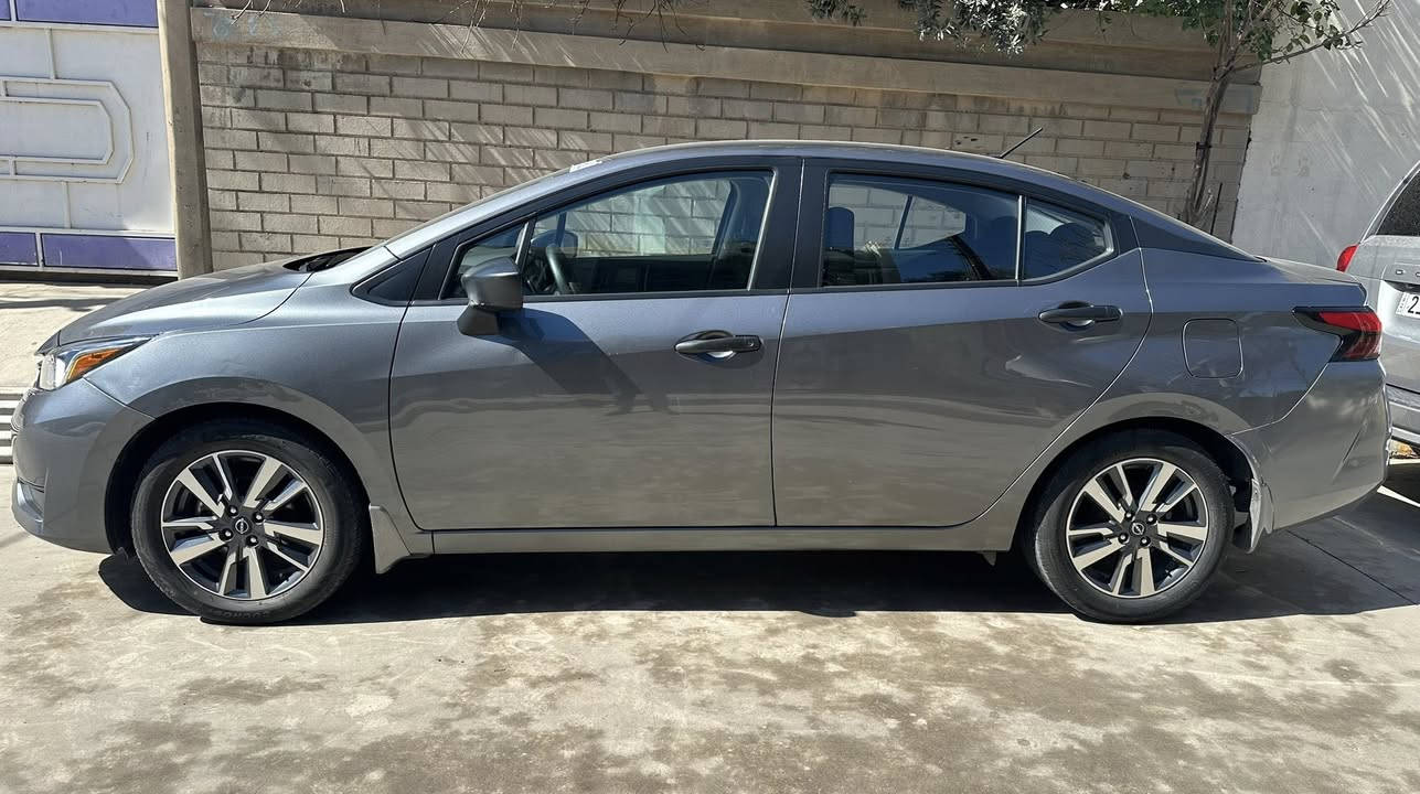 نيسان فيرسا ٢٠٢٤ جديد ( منفيس )ماشية ٥٢ الف فقط مواصفات SV  عدى البصمة شاشة رادارات ويل كروم تحديد مسار ،، حادثها قبغ الصندوق فقط بدون دواخل ولا ايرباك . سعرها مناسب ***********
