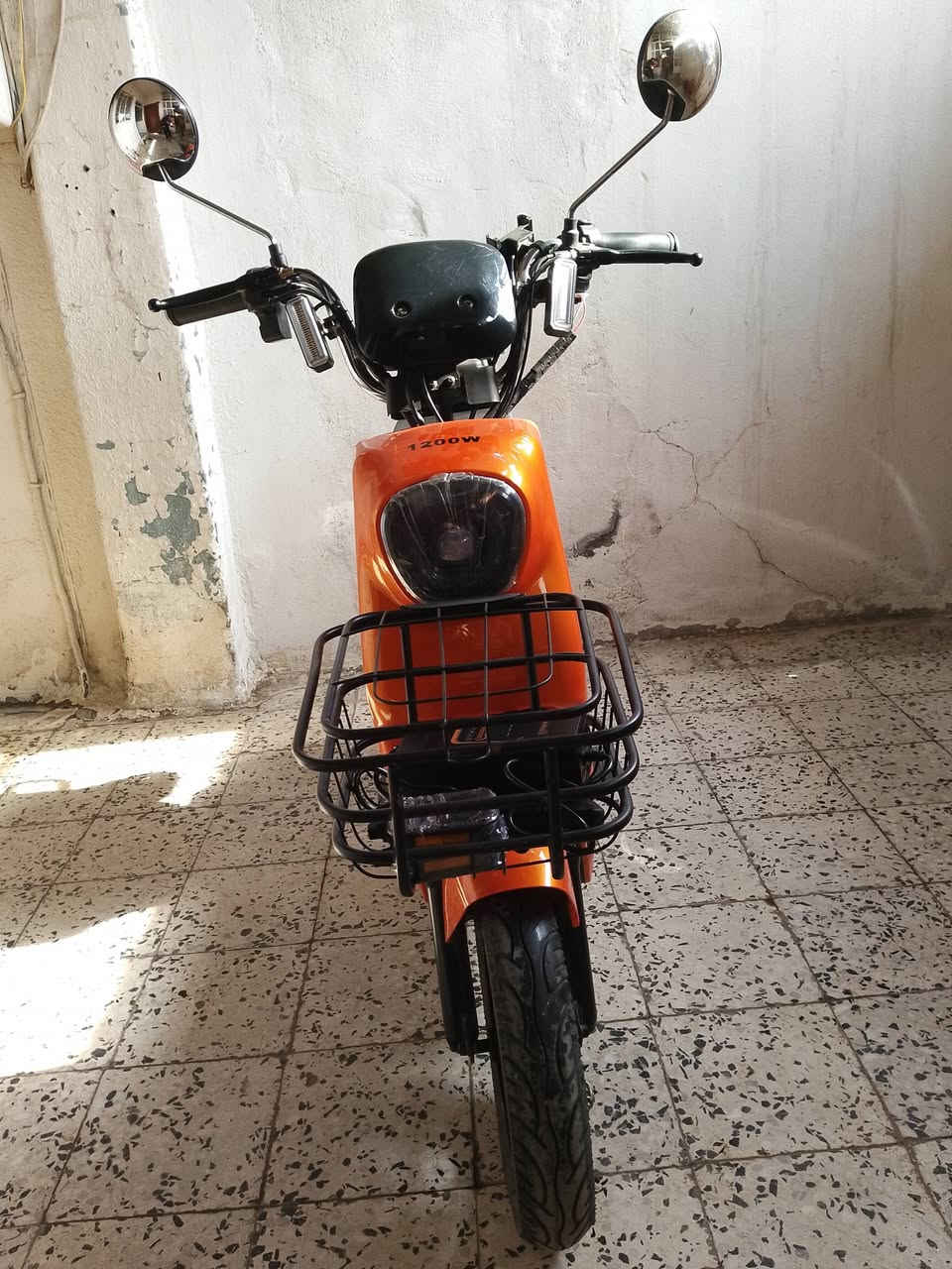 السلام عليكم...
دراجة شحن للبيع 
نوع VIP اللون برتقالي 
شغال ونظيف نشرات 
كامل مكمل كدام العين 
4 بطاريات مزيد من التفاصيل 
اتصال ع رقم 
تواصل ***********
السعر 360 الف
