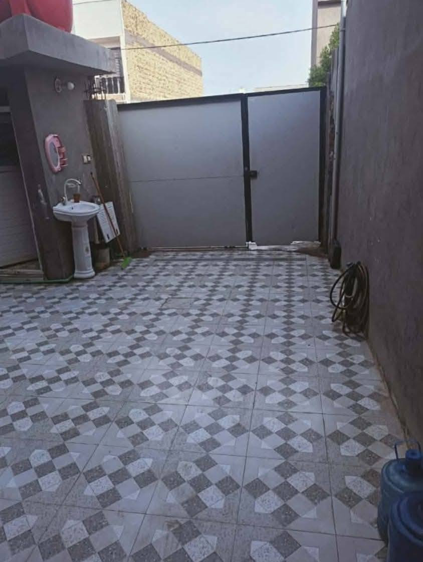 دار طابو صرف مساحته ٢٠٠م للبيع يحتوي على غرفتين نوم واستقبال وهول صحيات داخلية وخارجيه ومطبخ الطابق الثاني يحتوي على غرفه بدون لبخ ولا كاشي العنوان الوردية سيف سعد شارع ٣٠ قرب أسواق النافعي عرض الشارع ١٥م للاستفسار الاتصال على الرقم *********** السعر 145 وبي مجال
