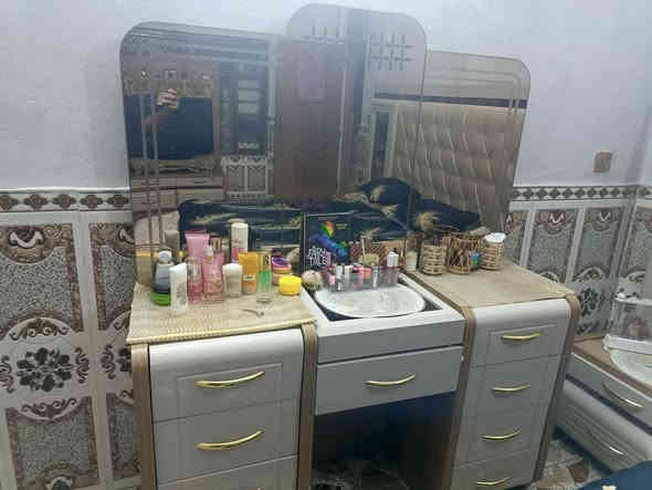 السلام عليكم غرفه نوم تركي من النوعيه الزينه ماخذيه ٣ ملايين ٨ قطع الغرفة نضيفه كلش للبيع مليون وربع وبيه مجال للشراي العنوان حله مركز اكريطعه قرب مقدم احسان ***********
