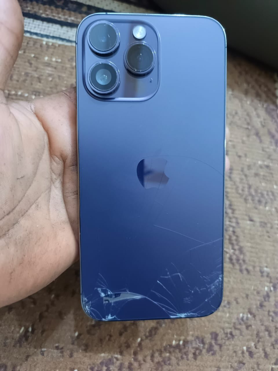 السلام عليكم جهاز ايفون ١٤ برو ماكس للبيع مفطور ضهره وبيه زجاجه مال كاميره بيه فطر مامئثر وحده فقط بطاريه ٨٠بلاديه صرف طبيعي  ذاكره ٢٥٦ ماستر الجهاز  جهاز نضيف ملحقاته كارتونه مطابق السعر ٧٥٠ وبيه مجال الشراء يتفضل خاص أو اتصال *********** مكان بابل حله
