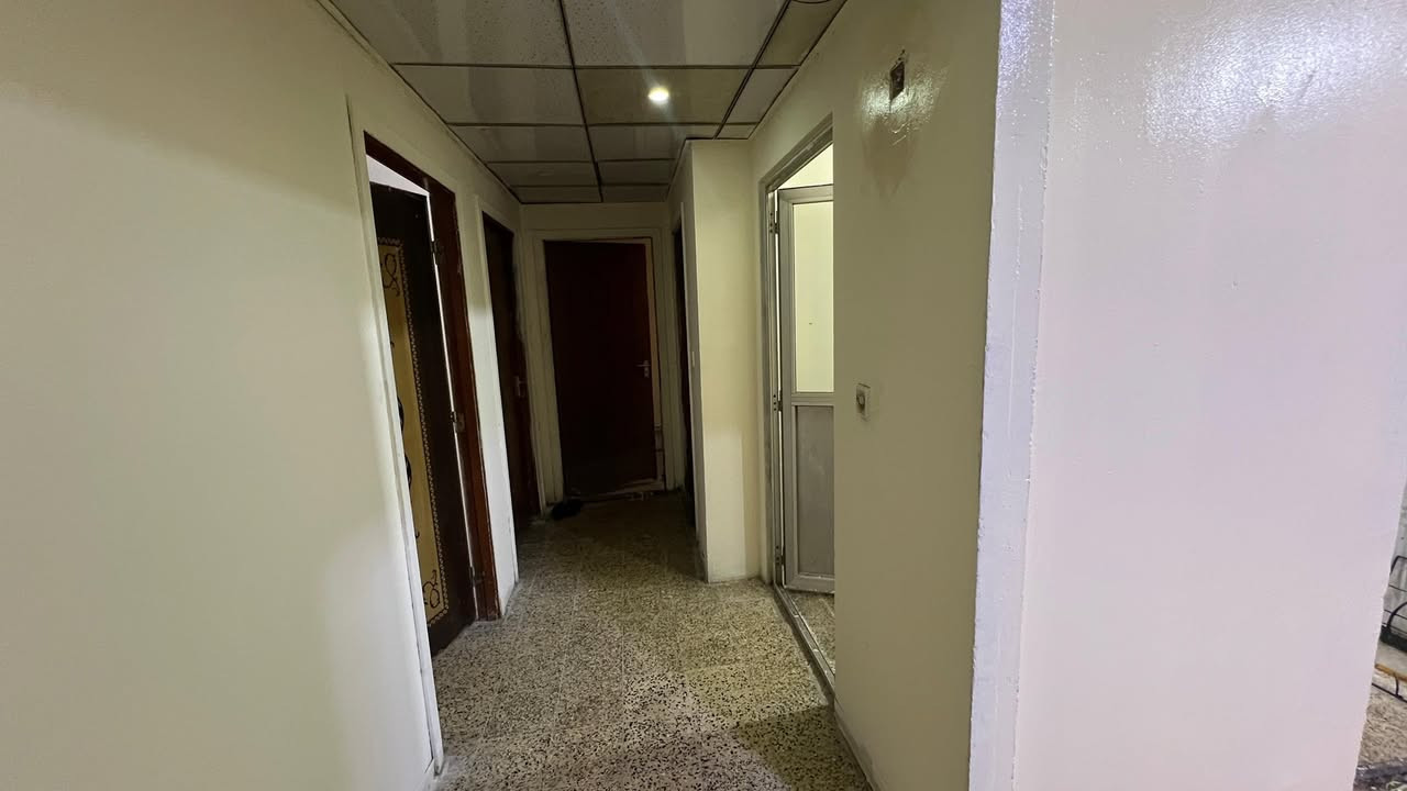 شقة في السيدية مساحتها 150 متر 3 غرف، مؤثثة كاملة ونظيفة عدنا نقص طالب ومحتاجين واحد ويانة وكون يبقى ثابت مو فترة ويطلع. الايجار 120 الف شامل الكهرباء والنت 
الشقة مكونة من صالة ومطبخ حار وبارد و3 غرف ومخازن عدد 2 
للاستفسار خاص او على الرقم *********** متوفر واتس اب
