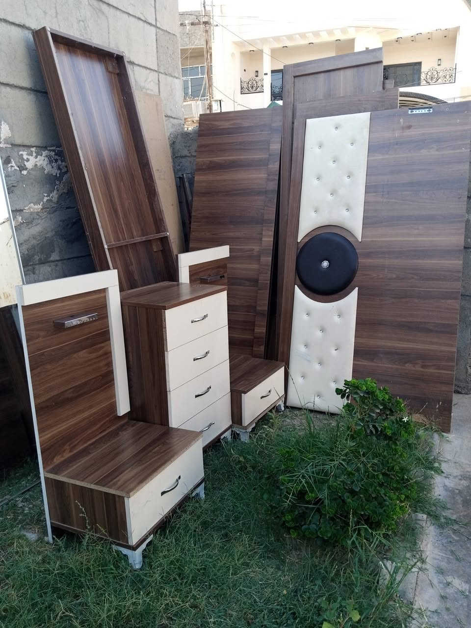 سلام عليكم غرفه نوم 6قطع نضيفه حيل ستخدم 7شهر فصخته بيدي شخط ما بيه حيل حيل نضيفه *********** رقمي 250 بي مجال
