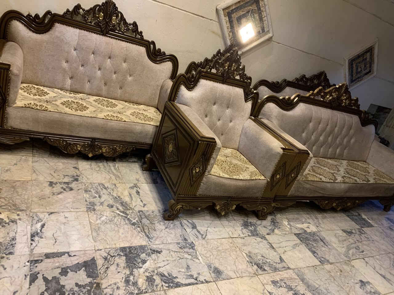 من رخصت مدير محترم تخم قنفات تفصال درجه اوله الله شاهد فصلته عل ايدي خشب كله ثقيل نضافتهه 100‎%‎ اي ضرار مابيه بعده جديد التخم يتكون من 10 مقاعد قنفه كبار 2+ قنفه وسط + كراسي 2 …..السعر التخم 450 نهايته رقم هاتف *********** بغداد مكلفه بالنشر اتصال عل رقم فقط
