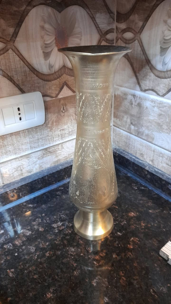 🔸 الخامة: نحاس محفور
🔸 اللون: ذهبي معتّق
🔸 الارتفاع التقريبي: حوالي 40 سم (حسب الصورة)
🔸 الحالة: مستعملة بحالة جيدة جدًا مع تعتيق طبيعي جميل
🔸 الاستخدام: مناسبة للورود الجافة، أو كقطعة ديكور فاخرة للمجالس والمدخل
قطعة مميزة لعشّاق التحف والديكور التراثي، تضيف لمسة دفء وفخامة لأي مكان 🌿
للتواصل على الخاص يتوفر خدمة توصيل


**إذا كنت صاحب هذا الإعلان وتريد حذفه لأي سبب، رجاءا أرسل رسالة إلى الدعم الفني**