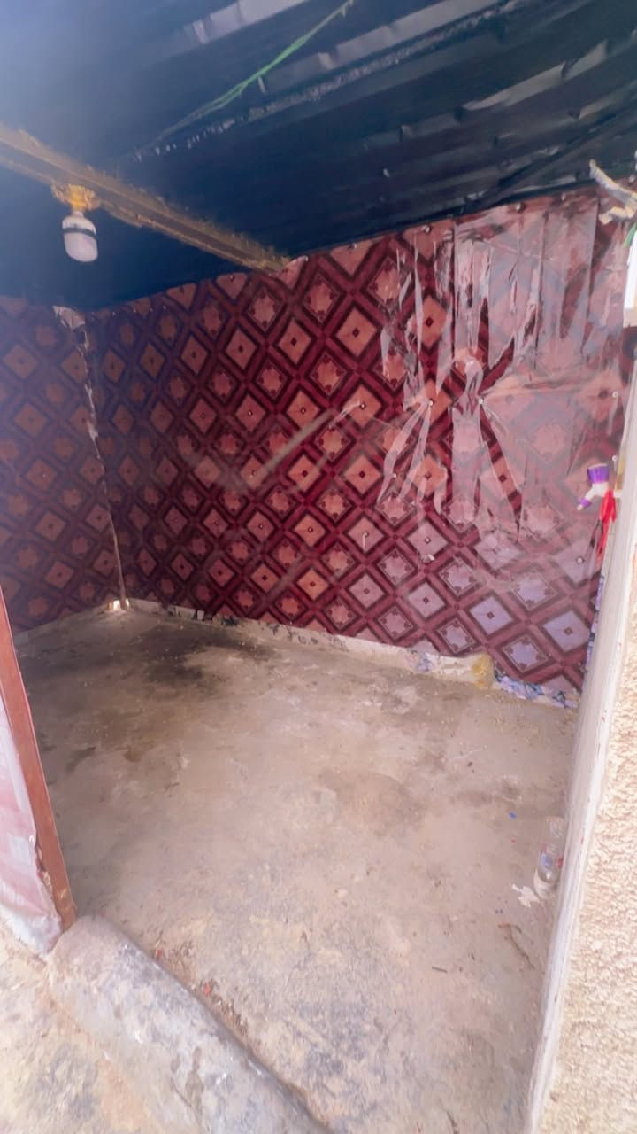 دار لليجار في الشعب شارع عدن م55 يحتوي على طرمه صغيره ومطبخ وخدمات واستقبال وغرفه نوم كبيره ايجاره 250 الف قفل قفل رجاً بدون عملة 
مكتب المهندسين للعقار***********
