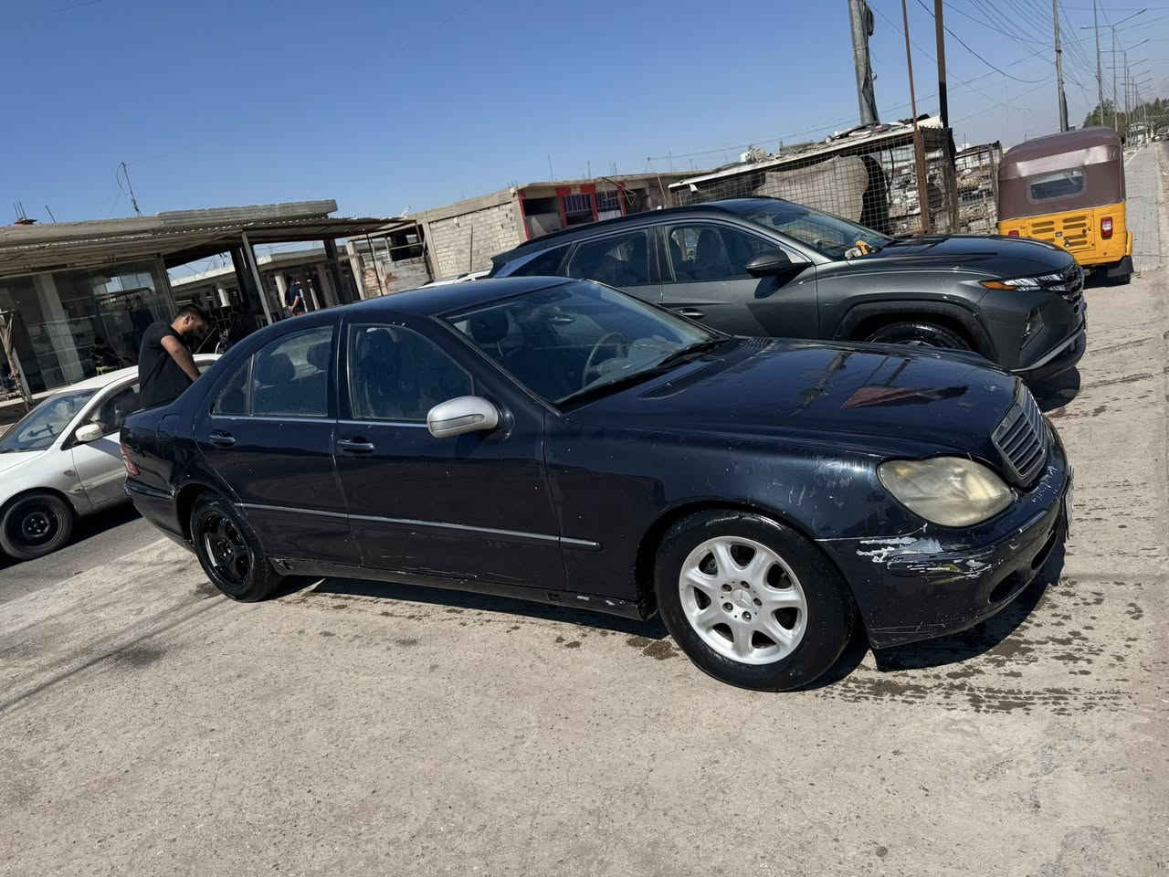 سلام عليكم من رخصت مدير الكروب مارسدس غواص مديل 1999سياره تخبل بس بيه بعد ملاحضات وبيه جراد مثل ما بين بل صور ومكينه بيه كازكيت وداخله حلو وسيارت تدفه وتبريد شغال وتبريد ثلج ماله ويل اسود هاذه سبيه ماله موجود مكانه بغداد بل حسينيه مال راشديه وسعره 85 وبيه مجال ودك وتدلل ***********
