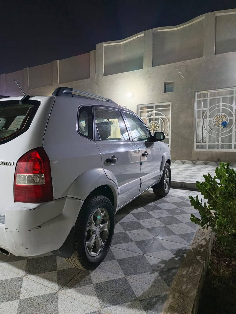 توسان خليجيه السياره جاهزه تدفئه تبريد حداديه رقم نجف الاماني بسمي :بها طخه بصيطه بخم الجوملغ الأمامي جهة العبري السعر ١٢٥بيها مجال لشراي ***********
