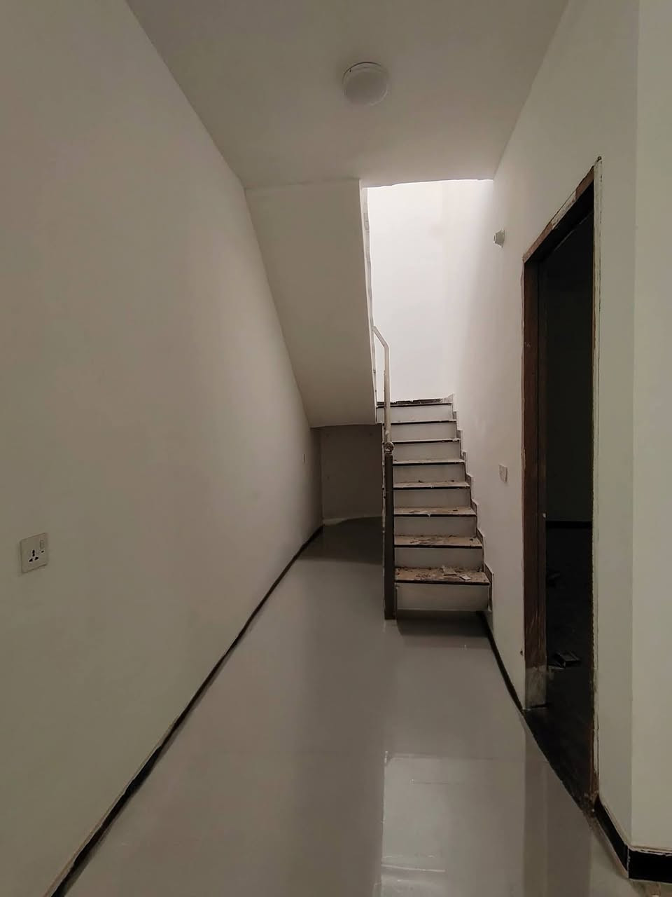 عرض مميز في قرية السلام تطلوعه قليلة جدا
أربعة دور في مجمع قرية السلام مرحلة رابعه بتطلوعه مميز .
- السعر الكلي 120 واصل 34.
- 160م مرحلة رابعة.
- التسليم من 5 اشهر الى 6اشهر.                                             
- موقع مميز جداً.
- تدفع 34والباقي.على المصرف العقاري.
علما  ان المعاملات مروفعه للمصرف
- يباع بتطلوعه مميزة جدا.....
- يتكون البيت من:-
- غرف نوم 
- صالة.
- استقبال.
- مطبخ.
- صحيات .
- كراج + حديقة. 
موقع المجمع :-
- قضاء المناذرة .طريق النجف ابو صخير . عامود 112 
 قرب محطة وقود اللهيبي.
للاستفسار :- 
@ مكتب بيت السلطان للعقارات 
الاتصال على الرقم 
***********
***********
او زيارتنا في مكتبنا الكائن في :-
المناذرة 
شارع المحكمة مقابل دائرة البطاقة الوطنية
