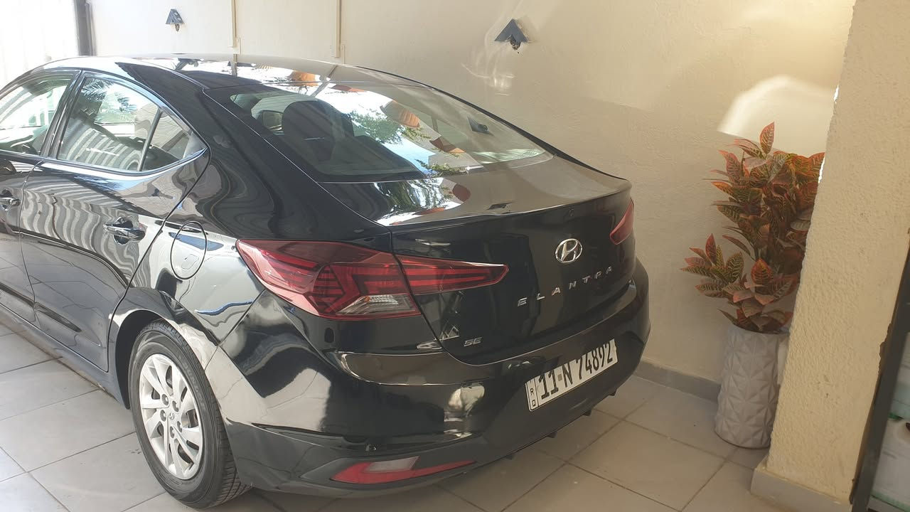 بسم الله الرحمن الرحيم
 _للبيع_فقط ✔️🚘
(( للجناية وعشاق الالنترا الي ايدور جديد على وضع الشركة 
هونداي النترا 2019 وارد امريكي
حادثها باب عكس السائق امبدل وصور الحادث كلها عندي وين يعجبك افحص وموجود سونارها وياها لون اسود ملكي احلى وارغب لون بهذا الموديل كير اوتو ATF المرغوب ، نظام ABS ,  تحكم استيرن مثبت سرعة ، غرفتها جديدة جدا  كشناتها بطاينها دشبول كله جديد ، الأرضيات الاصلية بيها  والبصمة الأحتياط ممستعملة وياها ، شاشة اندرويد وكاميرا خلفية بلادية مو عمل ، محرك  2000 دوش الاقتصادي المرغوب  السيارة ماشية 70 الف mil قابلة للزيادة رقم بغداد الانكليزي بأسمي الهزة الى 2027  ، تبريد وتدفئة شغالات وعلى وضع الشركة السيارة جاهزة ما بيها اي نقص ، صدر امامي خلفي تخم تايرات وباتري جديد ، فلاتر ودهون مبدلة جدد 
السيارة جاهزة ومتحتاج اي مصاريف بألف عافية على اللي يسشتريها مكانها بغداد / الكرخ  .
السعر  :  136 $  وبيها مجال قليل  ))

#_للأستفسار / ☎️  ***********  اتصال او واتس اب .
***********   اتصال فقط
