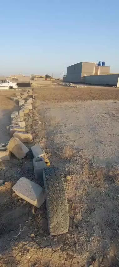 سلام عليكم ارض زراعيه 200م
المكان الصخين قرب صيطره قديمه شارع بيه تيول تبعد عن شارع مسافره يمها بيوت ساكنين اكو بانين عن نص تكفل بكلشي عقد مكاتبه بكلشي اني حاضر 
رقم الهاتف ***********
