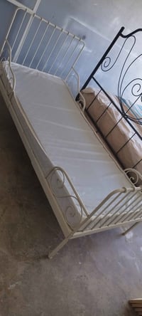 السليمانية • سرير مع مرتبة • مخدات