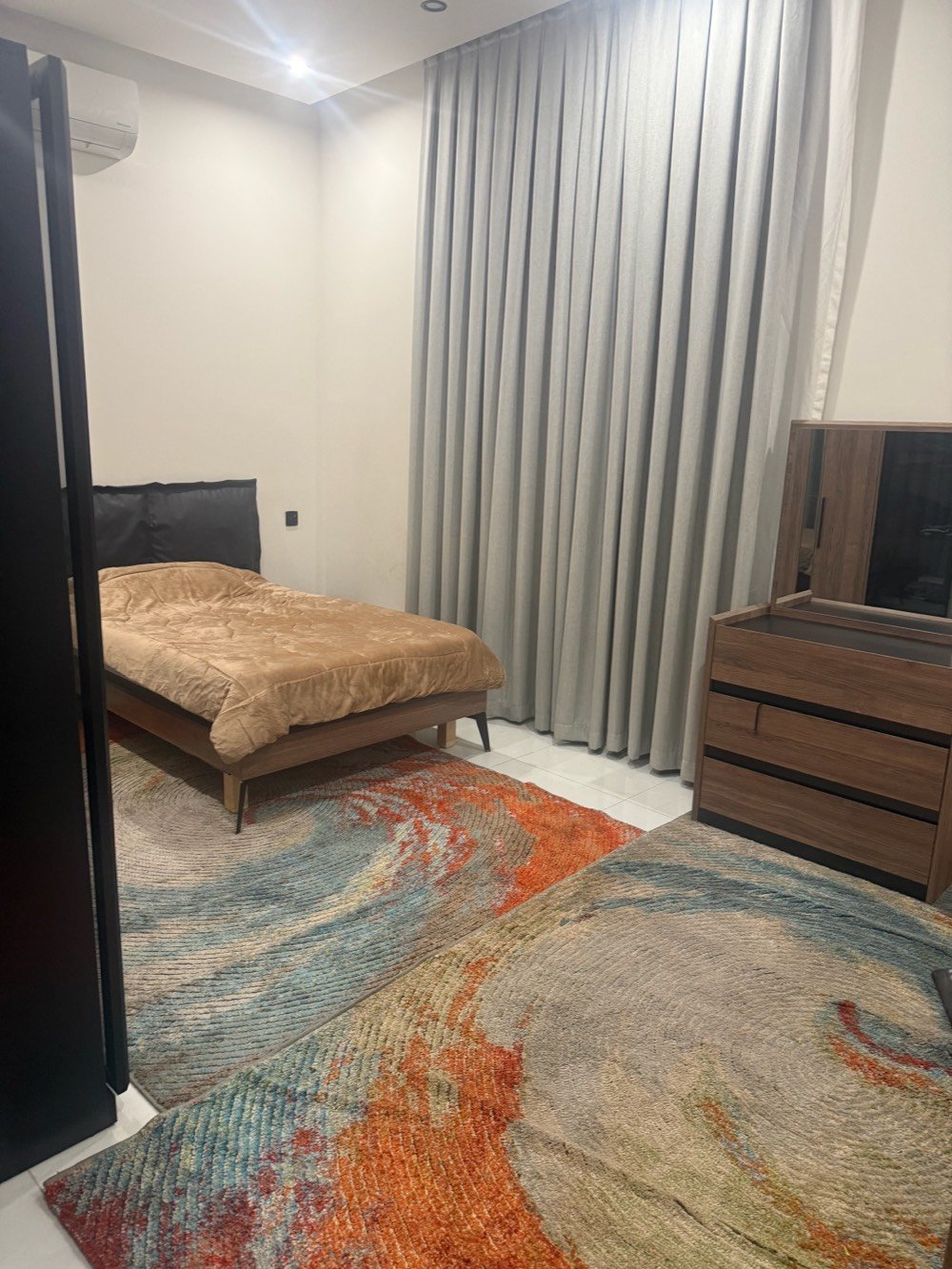 السلام عليكم

الدار للبيع



المساحة 10*10 = 100 م



البيت ضمن طابو زيونه مزرعه حمدي



يحتوي على 5 غرف نوم و3حمام واستقبال وصالة ومطبخ



حديقة خارجية



شلال داخلي



سنة البناء 2024مودرن



مجهز بتكيفات سقفيه مع كاونتر  اسباني



البلديات - حي التجار مقابل الامن العامة



قرب الشارع العامة



الاستفسار اكثر الاتصال او ارسال رسالة على الواتساب



***********



***********