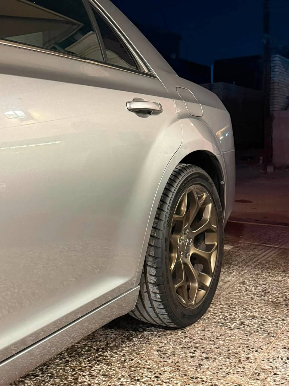 السلام عليكم 
كرايسلر اوباما 300C موديل 2013 أصل رقم بغداد بأسمي وارد كندي داخلة كلين تايتل و بالعراق صار عندي طخه بين البابين عكس السايق و صبغتهن بدون دواخل السيارة محدث بجم S الجديد و بيها ويل كولد 20 تخم تاير جديد ادامه كاملة جديدة كير محرك صدر كفالة السيارة ماشية 192 الف كيلو متر بيها فقط جراد بالقمارة بسبب اللون و مغلفها فابلون اسود السيارة نظيفة كلش مال بيت ما مشتغلة خط أبد 
مواصفات C معروفة 
كشنات جلد 
بصمة
تحكمات ستيرن 
كروز سرعة
شاشة SRT + كاميرا
كشن السايق كهرباء 
كشنات تدفئة
السعر : 160$ ورقة و بيها مجال
للأستفسار : *********** متوفر اتصال + واتس اب
مكان السيارة : بغداد الكرخ

