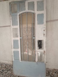 باب • حديد قوي • نظيف