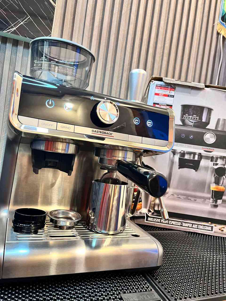 🔥 متوفر ماكينة قهوة ماركة  كاستروباك Castrobak 
✅ المواصفات:
بورتفلتر احترافي 58mm (قياس كافيهات)
طاحونة مدمجة بـ 30 درجة طحن تناسب الإسبريسو
تحكم سهل ومناسب للمبتدئين والمحترفين
📦 الملحقات:
بورتفلتر + تامبر + بتشر حليب
باسكت سنكل + دبل
💎 الحالة:
نظيفة جدا نظافة 99%
تفاصيل اكثر خاص يوجد توصيل


**إذا كنت صاحب هذا الإعلان وتريد حذفه لأي سبب، رجاءا أرسل رسالة إلى الدعم الفني**