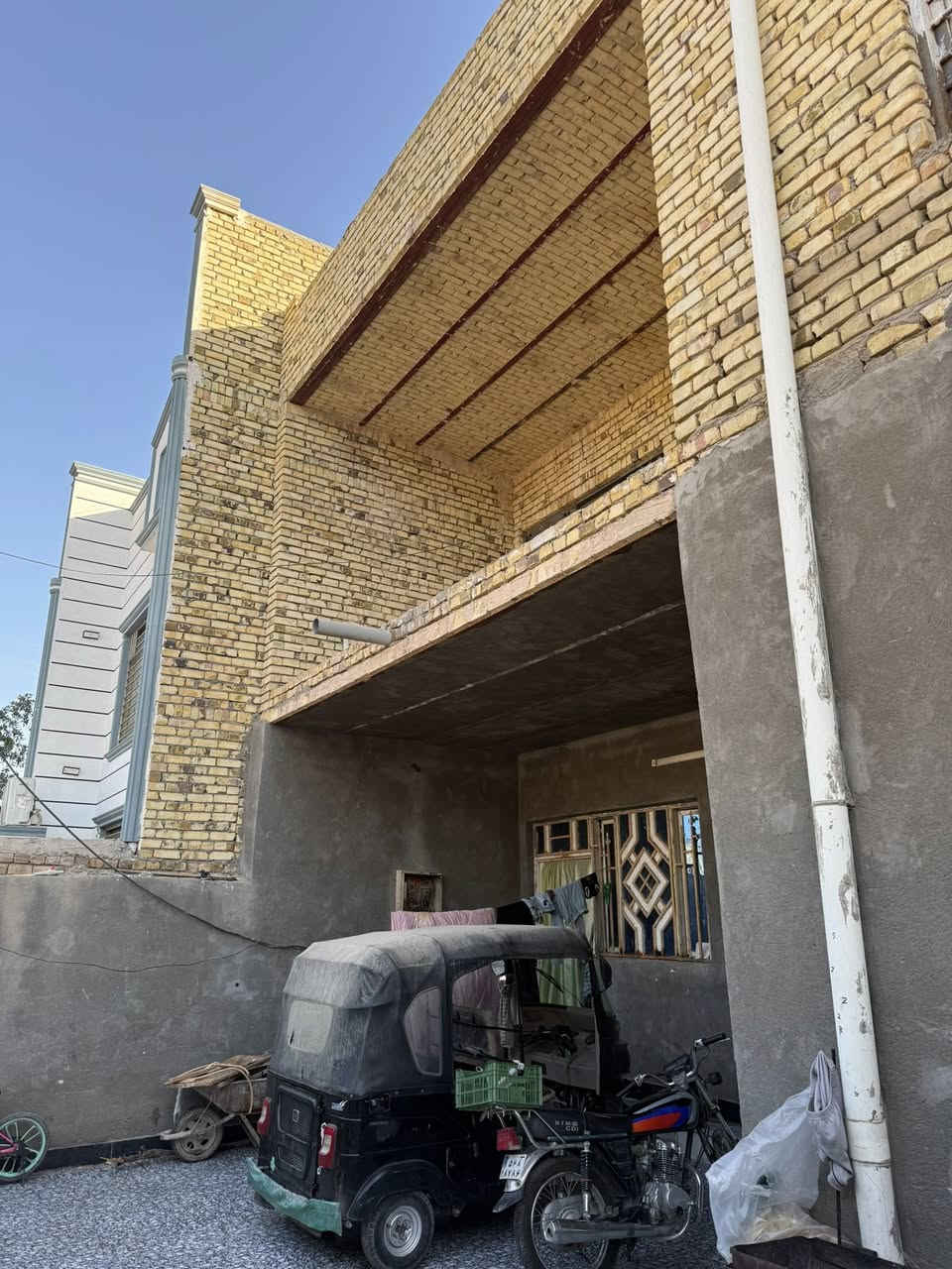 سلام عليكم بيت البيع مساحت البيت 200الماجدبه سيد جميل يم طاقه السعر 135طابو شراي نتصل ***********
