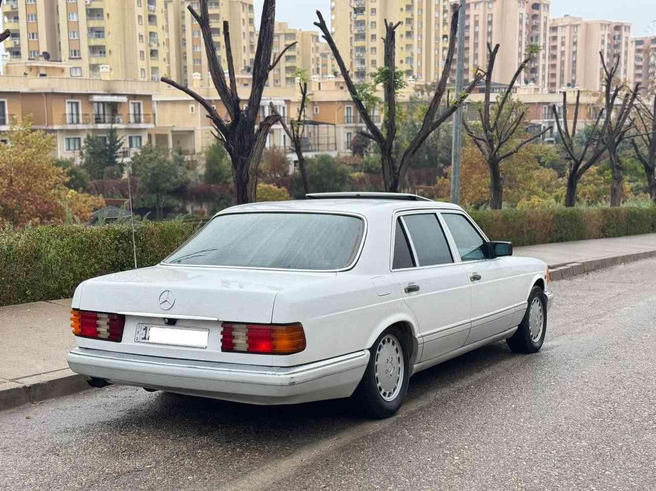 مارسيدس 1989 SEL باب طويل رئاسي 
رقم سنوية هزة جديد نينوى
محرك الاصلي عليها 6 عنكبوت 
السيارة وضع شركه كلها داخل وخارج سيارة 
بشرط من الشركه لحد الان كلشي يشتغل بيها 
الغرفه الداخليه بلادي كلش جديدة 
بيع فقط بدون مراوس 
***********
***********
