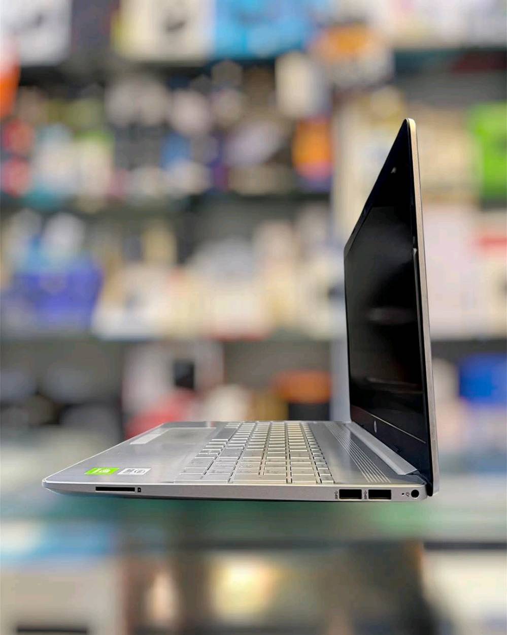 قطعة واحدة اخيرة
hp Laptop 15
المواصفات : Intel Core i7-1065G7
 معالج كور اي ٧ الجيل العاشر
‏‎رام: 8GB DDR4
‏‎ذاكرة: 256GB SSD
كرت شاشة خارجي : 2GB NVIDIA GeForce
كرت شاشة داخلي : 4GB INTEL SHARE
‏‎حجم الشاشة:  15.6inch FHD
‏‎مدخل USB A  و Type C و منفذ سماعة
منافذ HD , LAN
‎توصيل جميع المحافظات ٥ الاف
ماوس وحقيبة هدية مع الجهاز
ضمان لمدة ١٠ ايام من تاريخ الوصل
مراسلتنا عبر الواتساب او الماسنجر
***********
***********