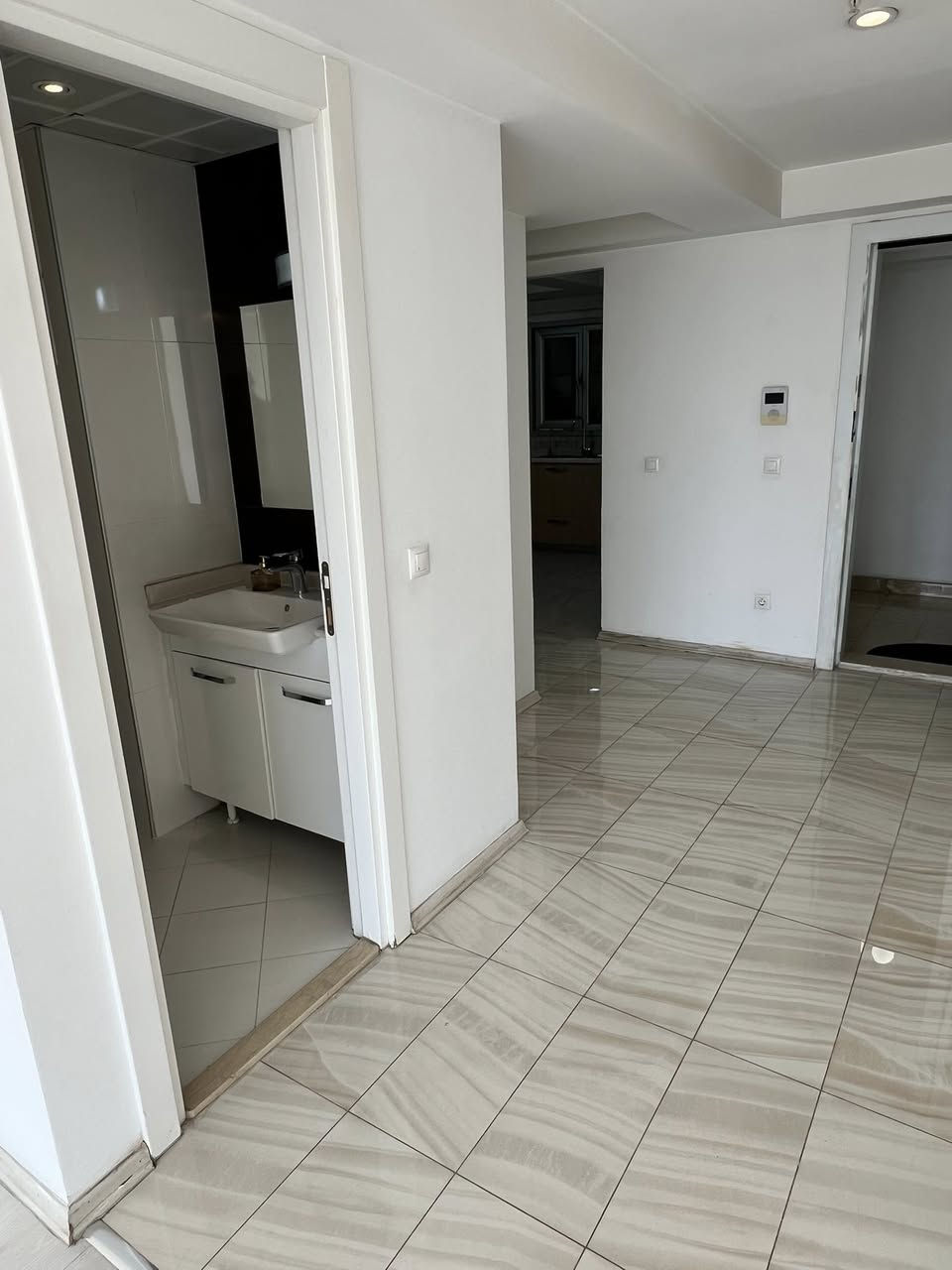 امباير وينگ  empire wing
للايجار
غرفتين نوم ماستر 
مطبخ معزول
٣ حمامات
تلفون و واتساب/ ***********
