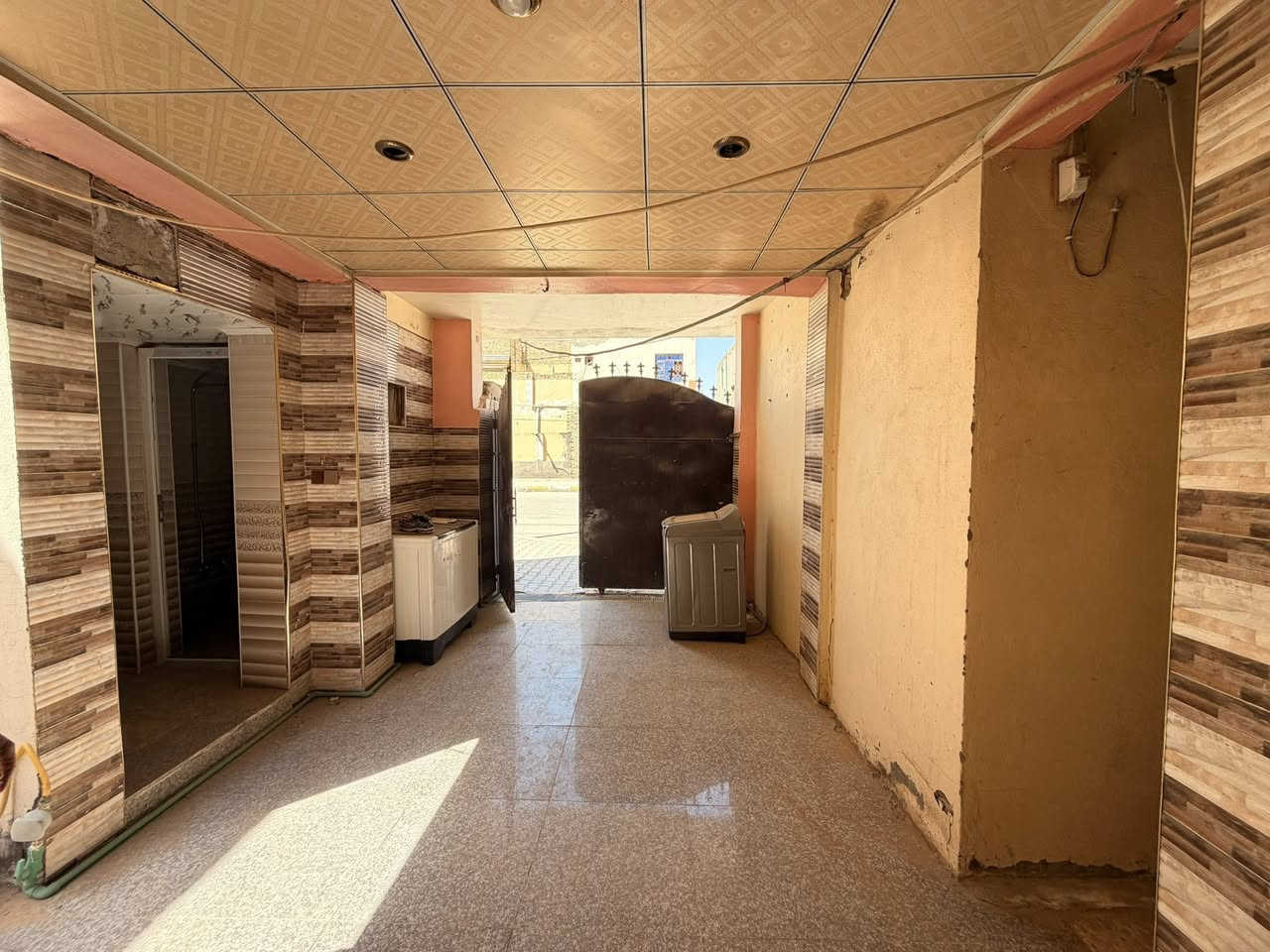 🛑 دار سكني  للبيع 🛑 
المنطقة : الديوانية حي العسكري الأولى 🚩 
اقرب نقطة دالة . شارع الجابري 
المساحه :  250متر
التفاصيل :  موقع تجاري 
     كونكريت مسلح 
    
 مــحلات عدد ثنين وبيت كبير طابقين كونكريت مسلح  وبرج انترنيت وشقه موئجره
          للاستفسار 
     مراجعة مكتب رسول الوزني للعقار  
الديوانية . حي الحضارة بداية شارع اسواق طيبة
 للمعلومات ولمزيد من التفاصيل ⬇️
       مراسلة الصفحة  
      او الاتصال
***********
