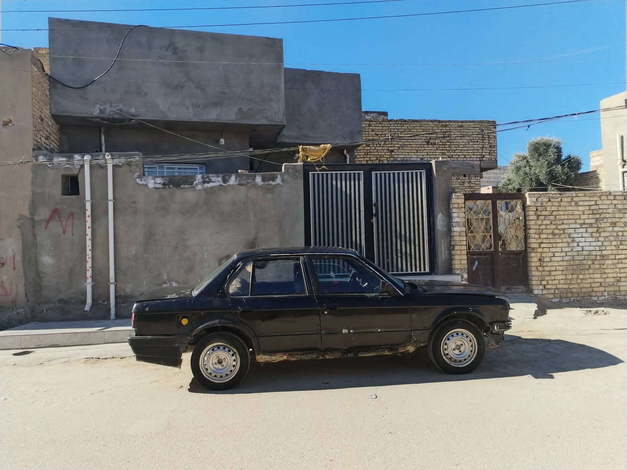 السلام عليكم
للبيع او مراوس حسب قناعه BMW E30 مكينه وكير ونجي تايرات جدد مكينه خرسه
بيه نقوصات سياره سعرر. ١٨ وبيه مجال  رقم الماني ديالي
شراي بي خير ويدلل *********** مكان قضاء الشاميه
