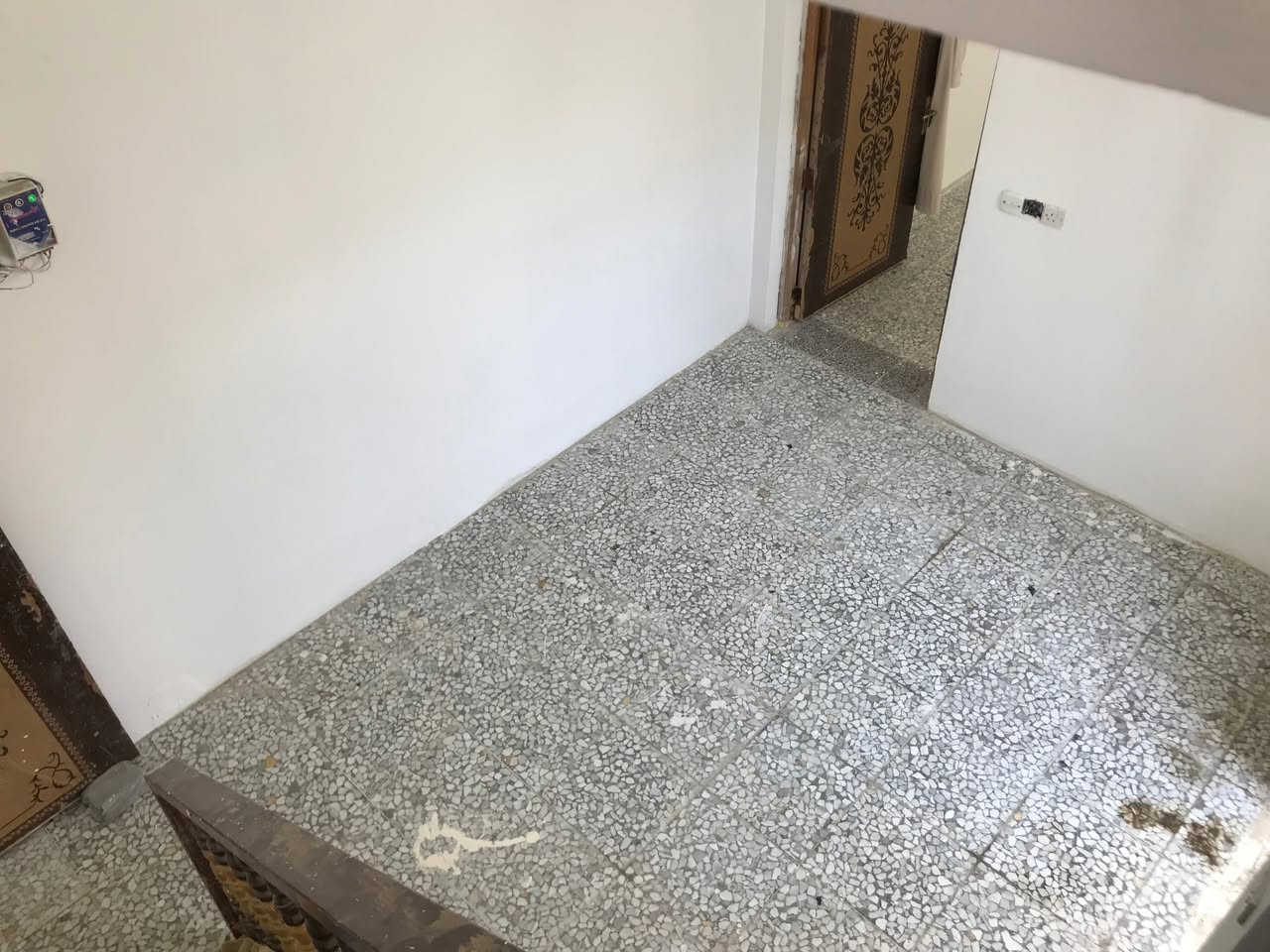 #بيت_للايجار 
✅ العنوان ⬅️ النجف الاشرف/ حي السلام/ قرب مدينة الالعاب
✅ المساحة ⬅️ 100م
✅ التفاصيل ⬅️ طابق واحد/ غرفة نوم/ استقبال/ صالة/ مطبخ حار وبارد/ حمام وتواليت/ خط مولدة شغال/ سخان+خزان ماء+ ماطور ماء 
✅ للاستفسار التواصل على الخاص او على الرقم ☎️
(***********)
