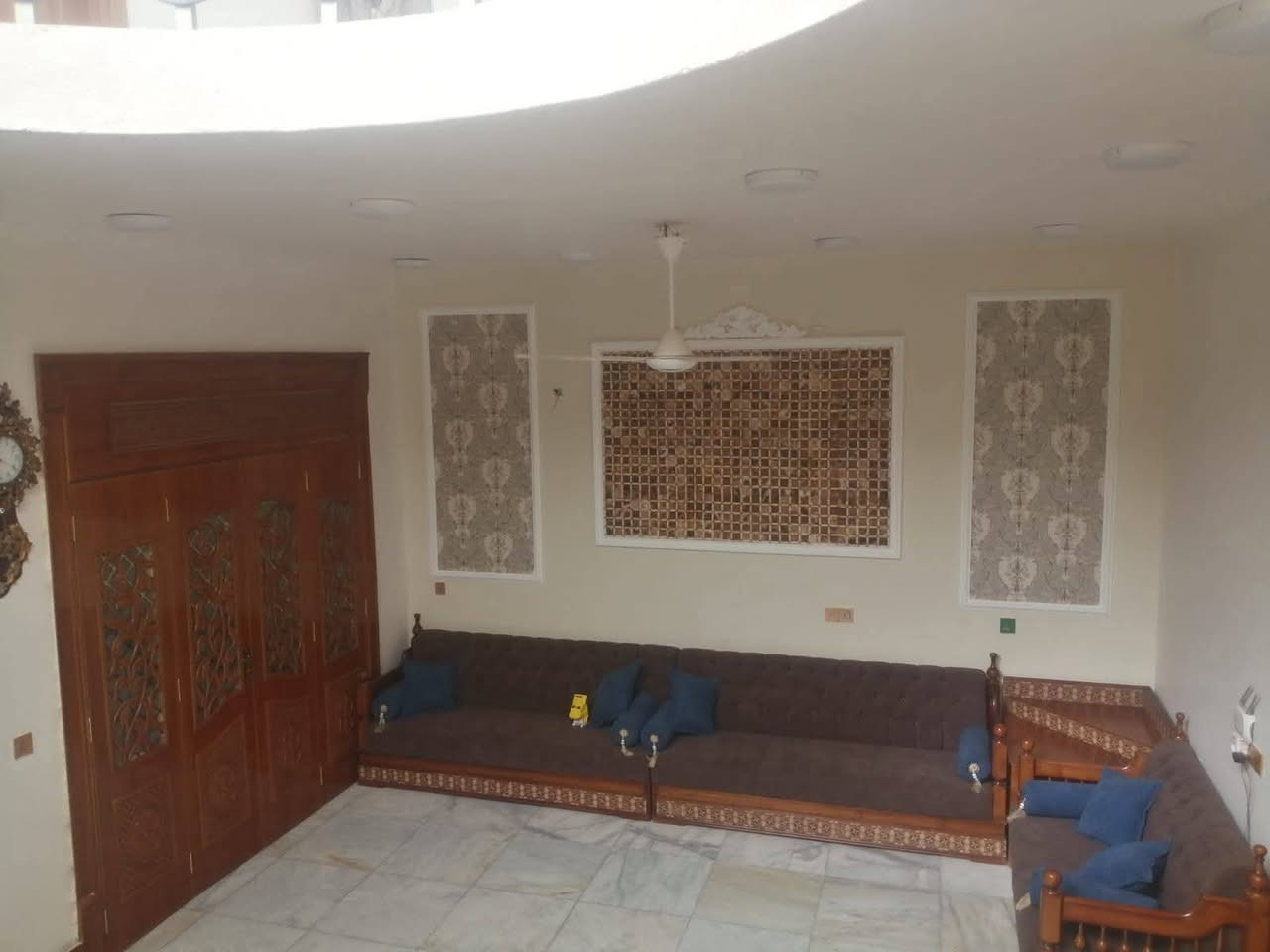 دار للبيع المساحه 270  كونكريت  كل الصطوح والبتلو مكان البيت التقيه 3قرب الكراج القديم بشارع مجمع الروان امام الكراج القديم   طابقين والثالث. صطح الطابق الاول يحتوي على  بناء طارمه وحديقه  ومدخل  براني  وصاله ومطبخ وغرفتين  نوم سويت ومجمع صحي داخل وخارج والطابق الثاني يحتوي على غرفتين وصاله ومجمع صحي وصطح وغرفتين مامبنيه اظافيه بس مامكمل بناهن وصطح طابق الاخير وب و الباب وجه البيت شارع 40 مساحته وباب وره البيت شارع امام شارع النجف يبعد 50 متر  طبعآ غرف وبناء كبار ليس زغار    الاستففسار خاص او هذا الرقم على السعر والتفاصيل ***********

ملاحظه  المايشتري ولاشراي لايعلق بسعر يدخل خاص ويدلل الدار جاهز للسكن
