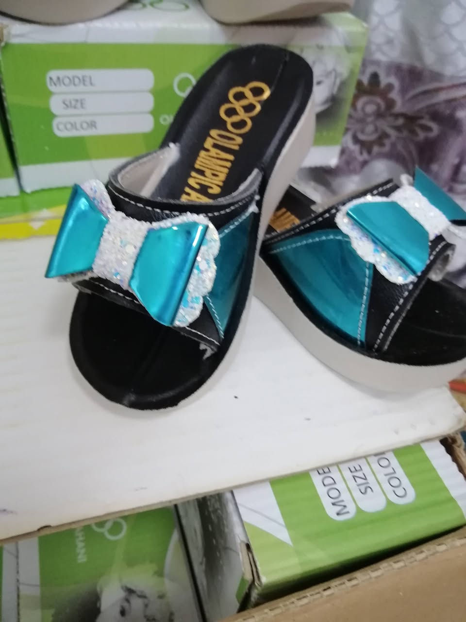 السلام عليكم تصفيه مخازن جركز وشحاطه اطفال والوان متنوعه واسعار مناسبه وكميه محدودة الكارتون 24 قطعه ب 30الف الاستفسار *********** بغداد الدوره
