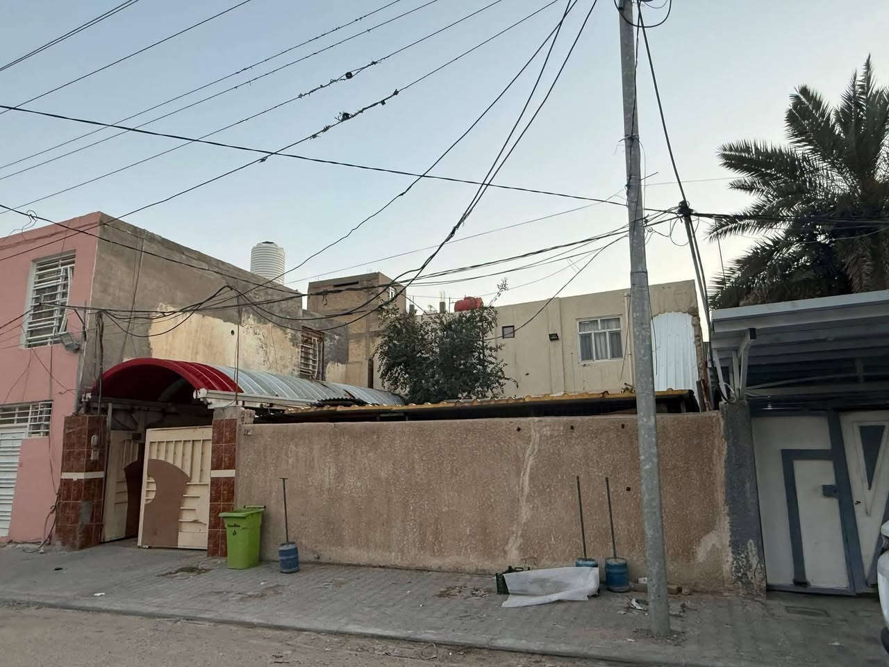 ‏‎‏‎دار  للبيع او المراوس النجف الاشرف
حي الامير
مساحه الدار  ٣٣٠ م 
شارع ١٢ موقع ممتاز 
طابقين 
يحتوي على شقق عدد ٢
يباع بسعر عرصه
قرب شارع الزهور

‏‎  للاستفسار مراجعة مكتب العطاء للوساطه العقاريه في حي الجامعه سايدين سلام-جامعه 
مقابل مجمع زيد و حسن

او الاتصال 
‏‎*********** (يتوفر واتساب)
