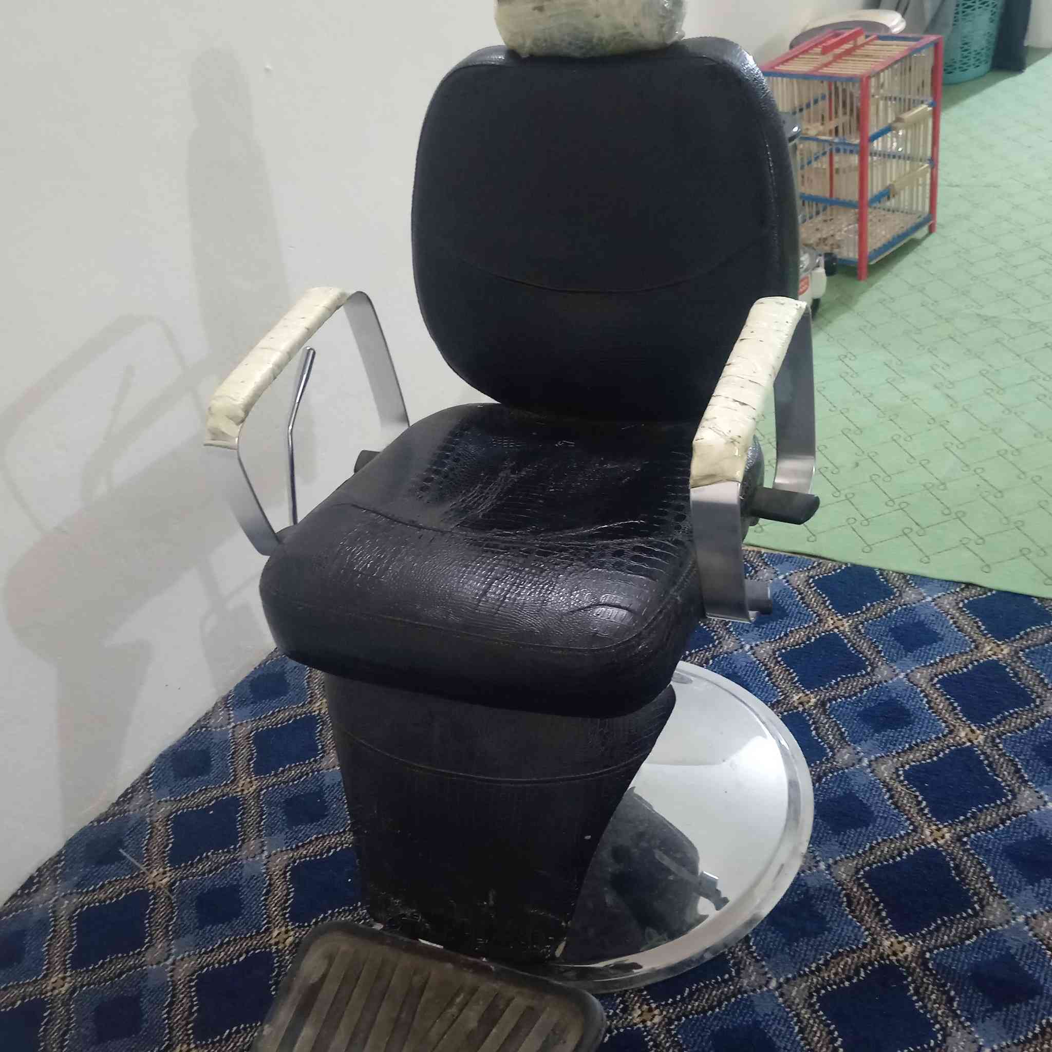 كرسي حلاقه للبيع نضيف اخو الجديد مابي اي عطل الشراي يراسلني او هذا رقمي يتصل عليه***********
