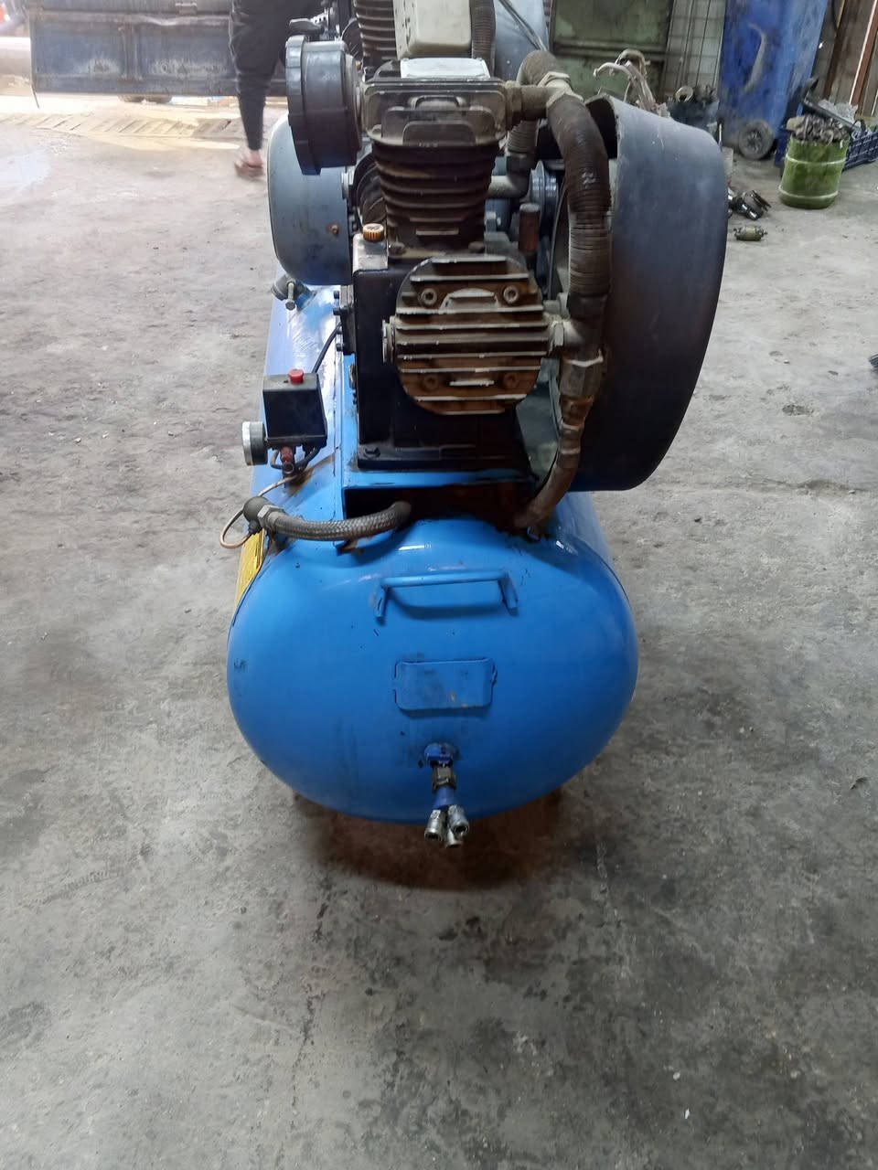 السلام عليكم كمبريسر للبيع ماطور ومولد سلف هندر استعمال قليل عنوان بغداد الشعب السعر 750
***********
