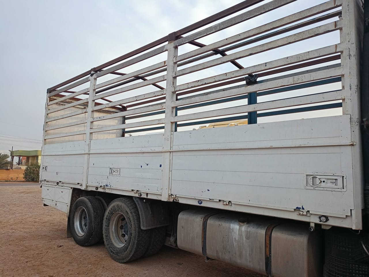 بدي للبيع اوربي كاعيه خشب صفاح فافون باب دفتري فافون طول 740/رتفاع 250/عرض 255/اي استفسار ع رقم //***********
