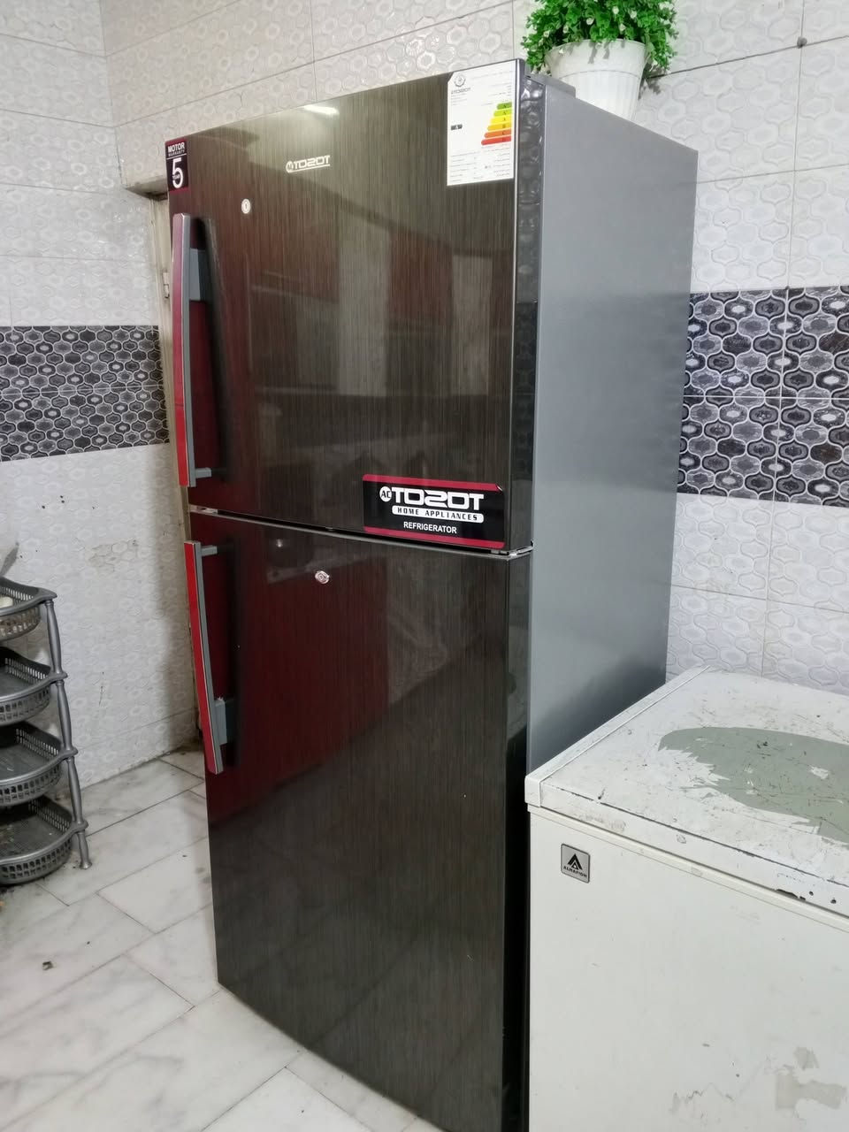 ثلاجة توسوت للبيع 22 قدم التجميد كدام عينكم جديدة اشتريناها قبل شهر ونص سبب البيع راح نشيل  عارضها 650 العنوان الغدير ***********
