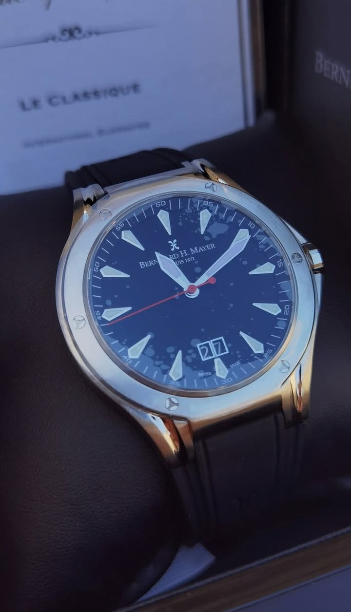 🔸 برنارد اج ماير // Bernhard H.Mayer
🔸سويسري أصلي 🇨🇭 
🔹 موديل: Le Classique  (سن القرش) 
🔹 كوارتز بطارية
🔹 قطر الساعه 43 ملم
🔹 ستانلس ستيل، سوار مطاطي (ربر) 
🔹 زجاج مقاوم للخدش
🔹 نافذه لعرض التأريخ
🔹 مقاومة للماء 100متر
🔹 مع كافة الملحقات علبة خارجية وداخلية وبطاقة ضمان + كتلوك فول ستيكر
✅ الساعة جديد لوك شمع غير مستخدمة
 
 📞للتواصل خاص او ***********
