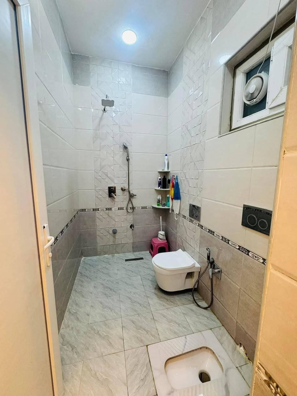 دار للبيع حله نادر الاولى شارع الحسن قريب جدا على الخدمي 

المساحــــــة  170 متر طابو زراعي سند25 

الــوآجـــهــة  8.5 متر 
النــــــــــــزال 20متر 

طابقين بناء حديث ارضيه مرمر

يحتوي على اربع غرف نوم وصاله وكليدور ومطبخ ومجمع صحيات وطارمه

عرض الشارع 10متر تبليط مجاري كافة الخدمات 

للاستفسار ***********
***********
مراجعة مكتب سومر للعقار حله نادر الاولى على الشارع الخدمي قرب حسينيه حنتوش
