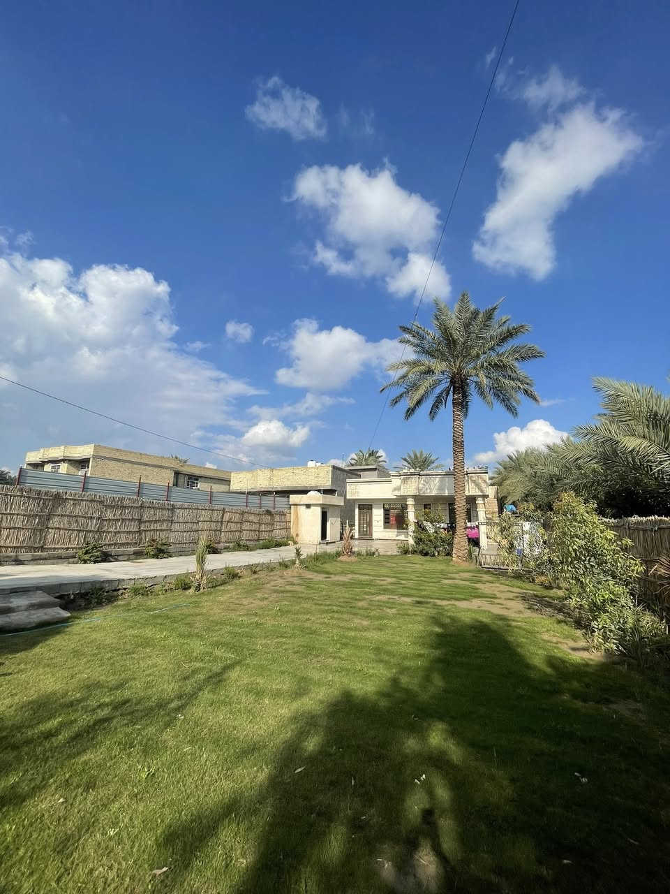 سلام عليكم 
دار للبيع  🚞 
مساحه 550  متر واقع حال 850  متر واجه ١٨ متر طابو زراعي سند 25 عله طابو المحموديه بناء حديث ٣ غرف نوم حمامات  2 بناء سنه 2024 العنوان خلف بانزين خانه حي الصفاء قرب حولي المحموديه تبليط الباب البيت مدرسه قريبه  ماء خطين +بير الاستفسار الاتصال صاحب البيت ***********
